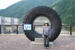 巨大なタイヤ 巨大なタイヤ